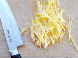 4、鲜虾馄饨,鸡蛋打散后，在平底锅中摊成薄薄的蛋皮后，切丝备用。