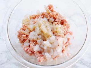 5、鲜虾馄饨,猪绞肉、虾粒、料酒，盐、生抽、糖、胡椒粉都倒入一个大碗中。