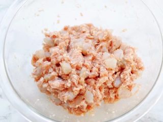 6、鲜虾馄饨,搅拌至绞肉间能看见拉丝的状态。