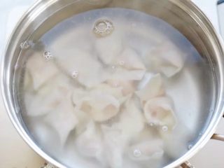 9、鲜虾馄饨,锅中水烧开后，放入馄饨烧煮。吃几只就煮几只（吃不完的生馄饨可以放入冰箱冷冻保存）。头次沸腾后，添点冷水进去，再次沸腾就好了。