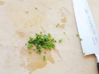 10、鲜虾馄饨,烧煮馄饨期间，切葱花。