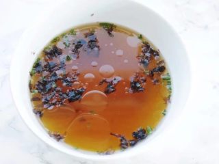 11、鲜虾馄饨,做汤料。加热好的高汤，倒入装有少许盐、1小勺生抽、紫菜、葱花、香油的碗中。