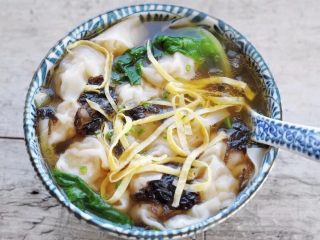 12、鲜虾馄饨,馄饨烧好捞出进汤碗，撒上切好的蛋皮丝就好，这碗喷香扑鼻，弹牙爽口的馄饨就是你的了（每次煮馄饨，我还会放几片生菜叶进去烫一下～）。喜欢吃辣的，也可以搞点红油淋上去哦，然后端起来喝吧～