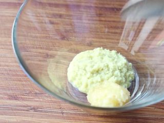 3、快速简单,家常辣味焦糖鸡,加入蒜末