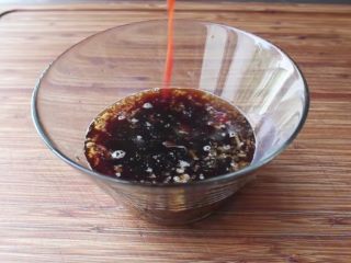 8、快速简单,家常辣味焦糖鸡,最后加入2茶匙辣酱,可以用蒜蓉辣椒酱,不喜欢辣味的朋友们也可以选择不加,那就是一道美味的焦糖鸡啦