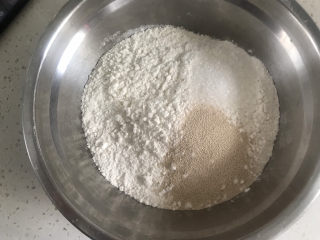 1、香蕉芒果披萨????,称好面粉,糖,酵母