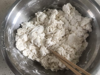 2、香蕉芒果披萨????,加入120克水搅拌至絮状