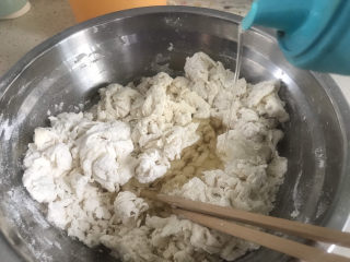 3、香蕉芒果披萨????,加入10克玉米油