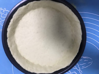 9、香蕉芒果披萨????,把圆饼放进去,周围用手轻轻按压