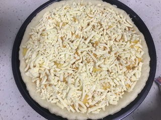 18、香蕉芒果披萨????,最后撒满芝士,边缘也撒上芝士,