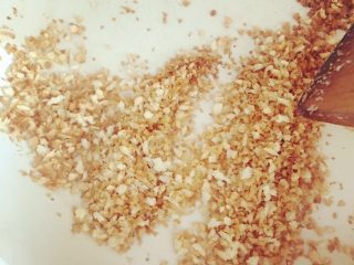 3、小芽早餐-日式炸猪排(烤箱版非油炸) ,用中火开始炒制面包糠,直至变金黄色,然后将面包糠转移至盘子中待用