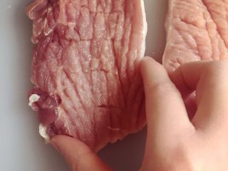 6、小芽早餐-日式炸猪排(烤箱版非油炸) ,用手简单整合猪排的形状