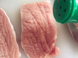 8、小芽早餐-日式炸猪排(烤箱版非油炸) ,将黑胡椒洒在猪排上,然后反面重复第七、第八步