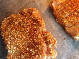 11、小芽早餐-日式炸猪排(烤箱版非油炸) ,裹上步骤3中的炒过的面包糠,烤箱中20分钟,200度(先提前预热10分钟哈)