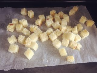 14、小芽早餐-日式炸猪排(烤箱版非油炸) ,放入烤箱150度,6-8分钟,根据颗粒大小调整时间哈,周边金黄色即可!