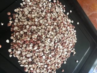 1、芡实糕,买的芡实粉怕掺假，所以只有买了颗粒自己打粉，放心，把芡实放入烤盘，热风模式120度10分钟，去一下潮气就行，不然不好打粉，如果买的是芡实粉，这一步就可以跳过。