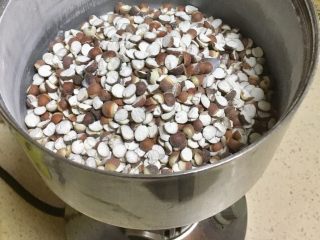 2、芡实糕,烤好晾凉后打粉，如果直接买的是粉，这一步同样跳过。