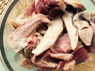 1、#秋味儿#滋阴养胃铁皮石斛番鸭汤,将番鸭洗净。