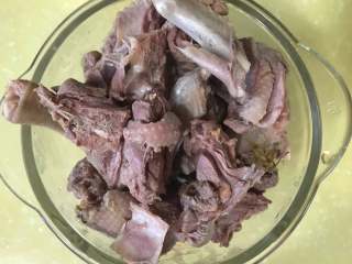 2、#秋味儿#滋阴养胃铁皮石斛番鸭汤,将番鸭焯水，去除腥味。