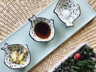 3、#秋味儿#滋阴养胃铁皮石斛番鸭汤,备好调料，姜、盐、料酒