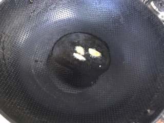 4、#秋味儿#滋阴养胃铁皮石斛番鸭汤,脾胃虚寒又有内热的人用姜酒将番鸭炒一下再炖为好，实热的人直接清炖。将锅烧热，加入油，加热至七成热（油将冒烟），加入姜片煸香。