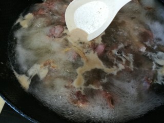 5、#秋味儿#滋阴养胃铁皮石斛番鸭汤,加入番鸭翻炒，加入料酒，顿时香气扑鼻。加入700ML开水，大火烧开，撇去浮沫，倒入高压锅中，熬煮20分钟。