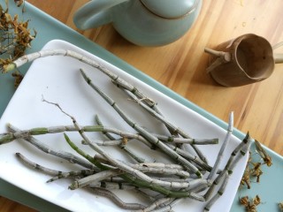 6、#秋味儿#滋阴养胃铁皮石斛番鸭汤,将铁皮石斛和石斛花洗净