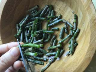 7、#秋味儿#滋阴养胃铁皮石斛番鸭汤,将石斛剪断