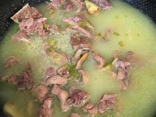 11、#秋味儿#滋阴养胃铁皮石斛番鸭汤,大火烧开，加入石斛花，改中火煮10分钟，加入盐调味。