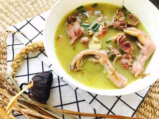 12、#秋味儿#滋阴养胃铁皮石斛番鸭汤,起锅，洒上葱花。