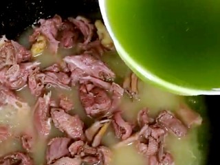 10、#秋味儿#滋阴养胃铁皮石斛番鸭汤,将石斛汁倒入炖过的番鸭汤中