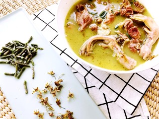 14、#秋味儿#滋阴养胃铁皮石斛番鸭汤,石斛的清香，石斛花的爽脆，番鸭的清甜，每一口都滋养你的机体，润泽生津，去火排毒，提高免疫力。