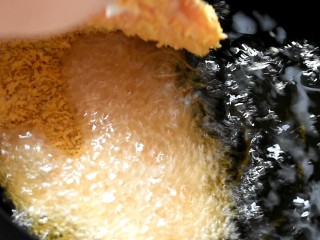 11、脆皮鸡饭,油温六七成热时下入鸡排，用中小火炸