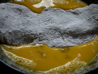 9、脆皮鸡饭, 然后再丢进蛋液中