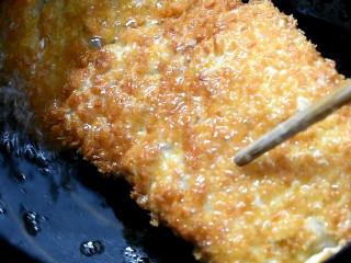 12、脆皮鸡饭,炸制两面金黄即可