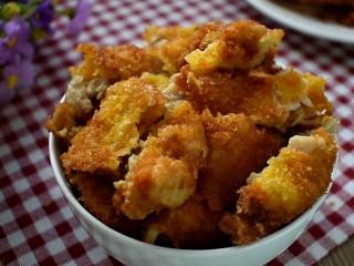 15、脆皮鸡饭,将炸好的鸡肉顺着纹理撕成一小块小块的