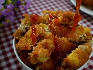 16、脆皮鸡饭,最后再淋上一些你爱吃的酱即可。我用的泰式甜辣酱。