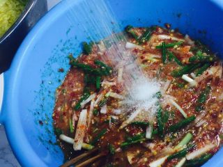 12、韩式辣白菜（辣酱调制）,再加入白砂糖，提鲜，中和味道！