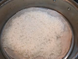 1、#宝宝辅食#香菇虾仁糯米烧卖 24M+,糯米浸泡3小时以上，蒸锅上铺纱布，将泡好的糯米铺在上面，蒸30分钟；
