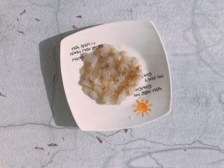 2、#宝宝辅食#香菇虾仁糯米烧卖 24M+,虾剥皮去虾线，切碎后滴入柠檬汁去腥；