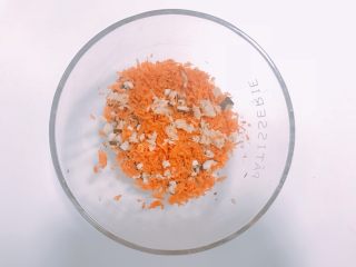 3、#宝宝辅食#香菇虾仁糯米烧卖 24M+,胡萝卜和香菇切碎；