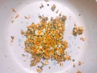 4、#宝宝辅食#香菇虾仁糯米烧卖 24M+,热锅倒少许油，倒入虾肉翻炒后加入香菇和胡萝卜，滴几滴酱油和少许盐，炒香后出锅