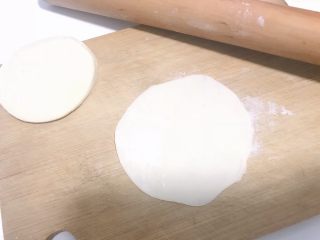 6、#宝宝辅食#香菇虾仁糯米烧卖 24M+,饺子皮用擀面杖擀薄