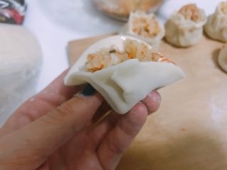 9、#宝宝辅食#香菇虾仁糯米烧卖 24M+,捏出的褶皱如图所示