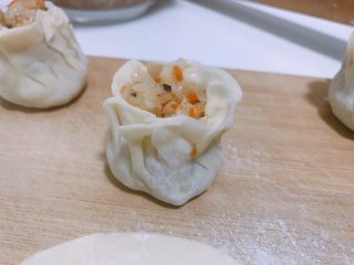 10、#宝宝辅食#香菇虾仁糯米烧卖 24M+,最后用虎口收紧；