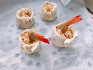 12、#宝宝辅食#香菇虾仁糯米烧卖 24M+,蒸的时候往表面喷些水，大火烧开后，中火蒸15分钟。