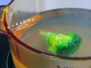 2、南瓜海鲜意面,西兰花煮2分钟。