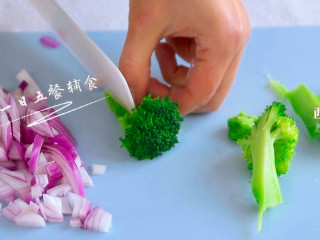 3、南瓜海鲜意面,洋葱切碎。西兰花将根部切开，往上撕，可以避免花穗碎碎絮絮。