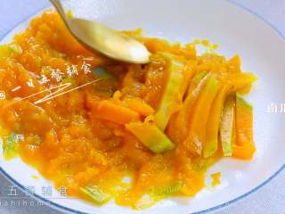 4、南瓜海鲜意面,熟南瓜压泥。