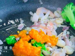 5、南瓜海鲜意面,加入西兰花、南瓜泥，炒1分钟。
